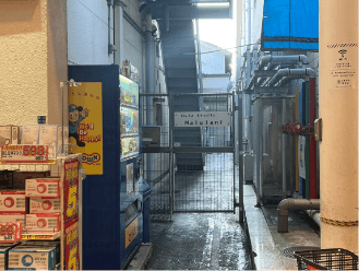 2.サンドラッグさんの隣にある、入り口からお入りください